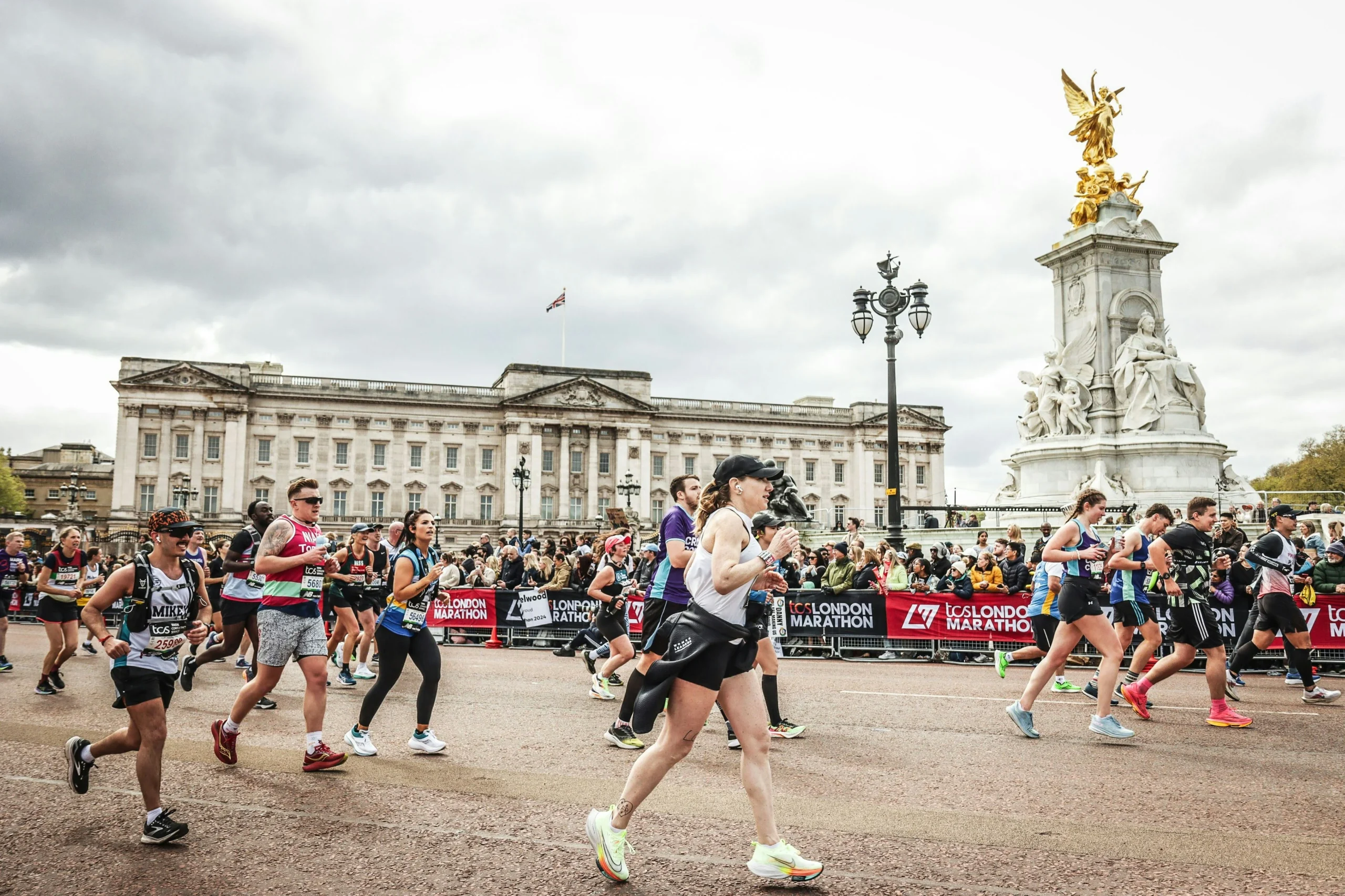 Laura Gassner Otting running in London Marathon in front of Buckingham Palace