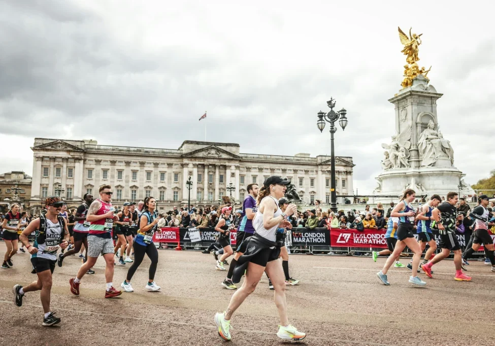 Laura Gassner Otting running in London Marathon in front of Buckingham Palace